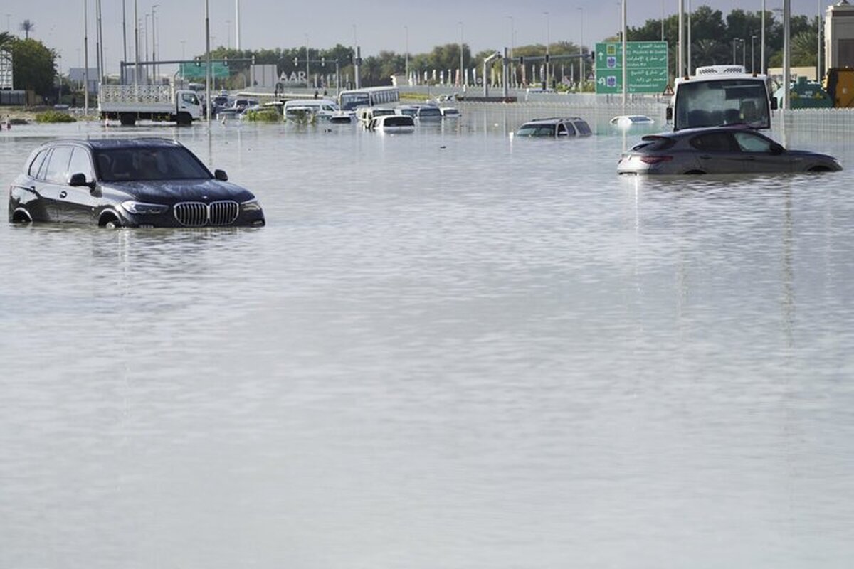 بارندگی شدید و جاری شدن سیل در امارات متحده عربی، شلوغ‌ترین فرودگاه جهان در دبی را به دریاچه تبدیل کرد!